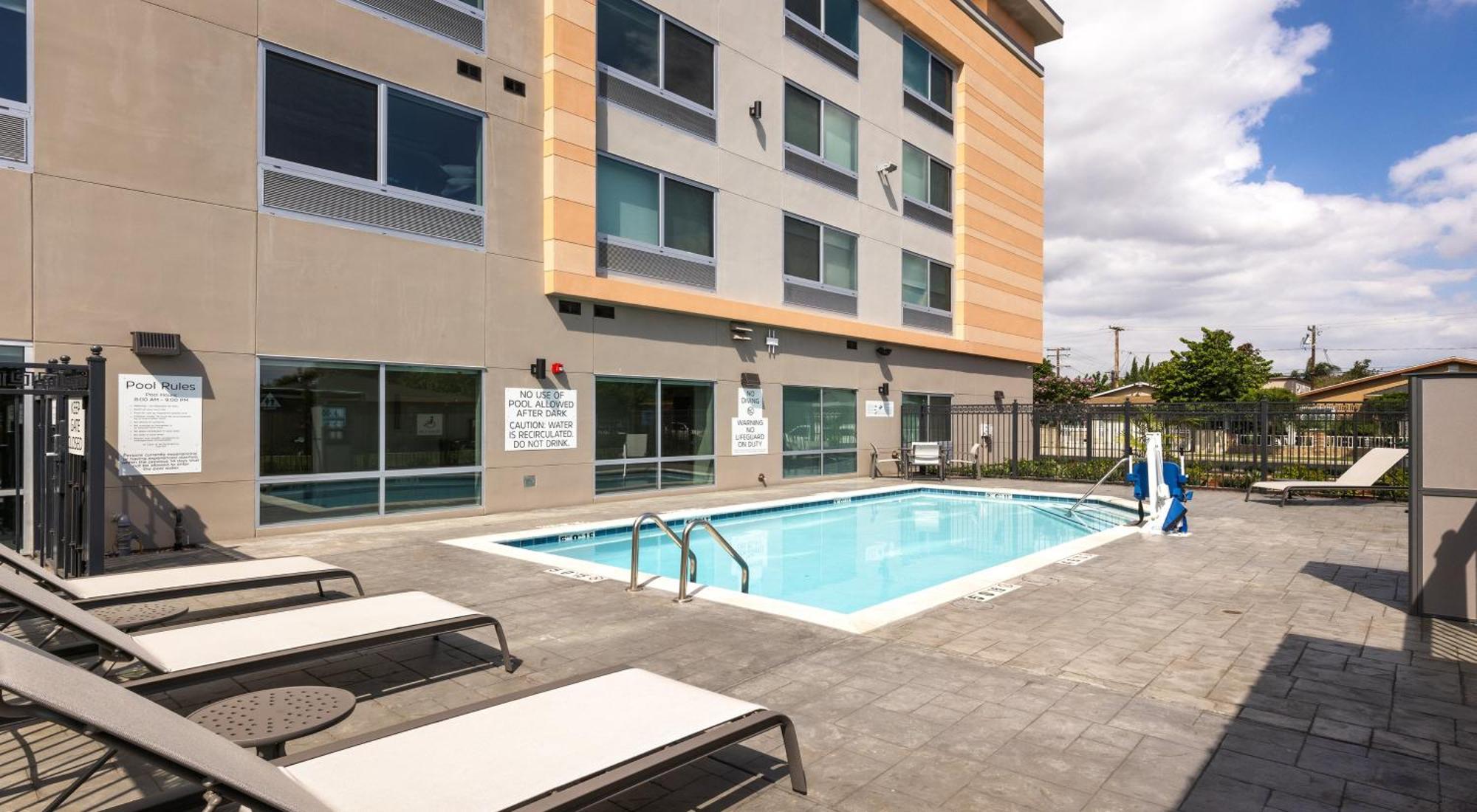 Holiday Inn Express & Suites - Hawaiian Gardens By Ihg Exterior foto