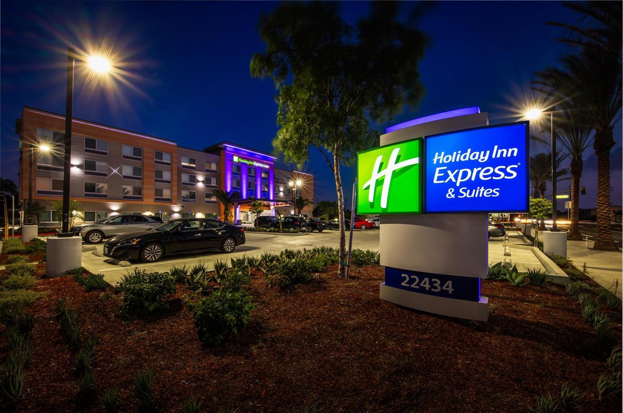 Holiday Inn Express & Suites - Hawaiian Gardens By Ihg Exterior foto