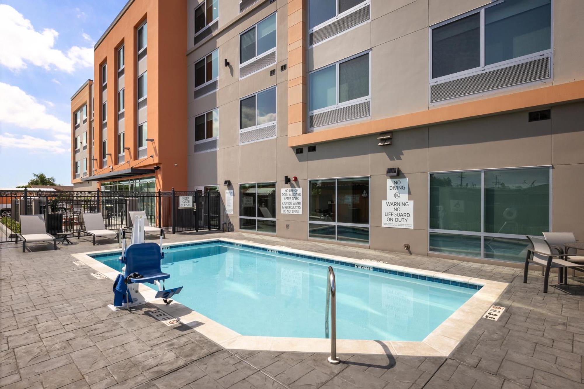 Holiday Inn Express & Suites - Hawaiian Gardens By Ihg Exterior foto